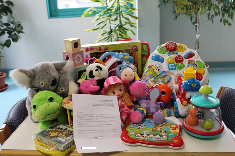 Cecilia e i giochi donati ai piccoli guerrieri del Pini